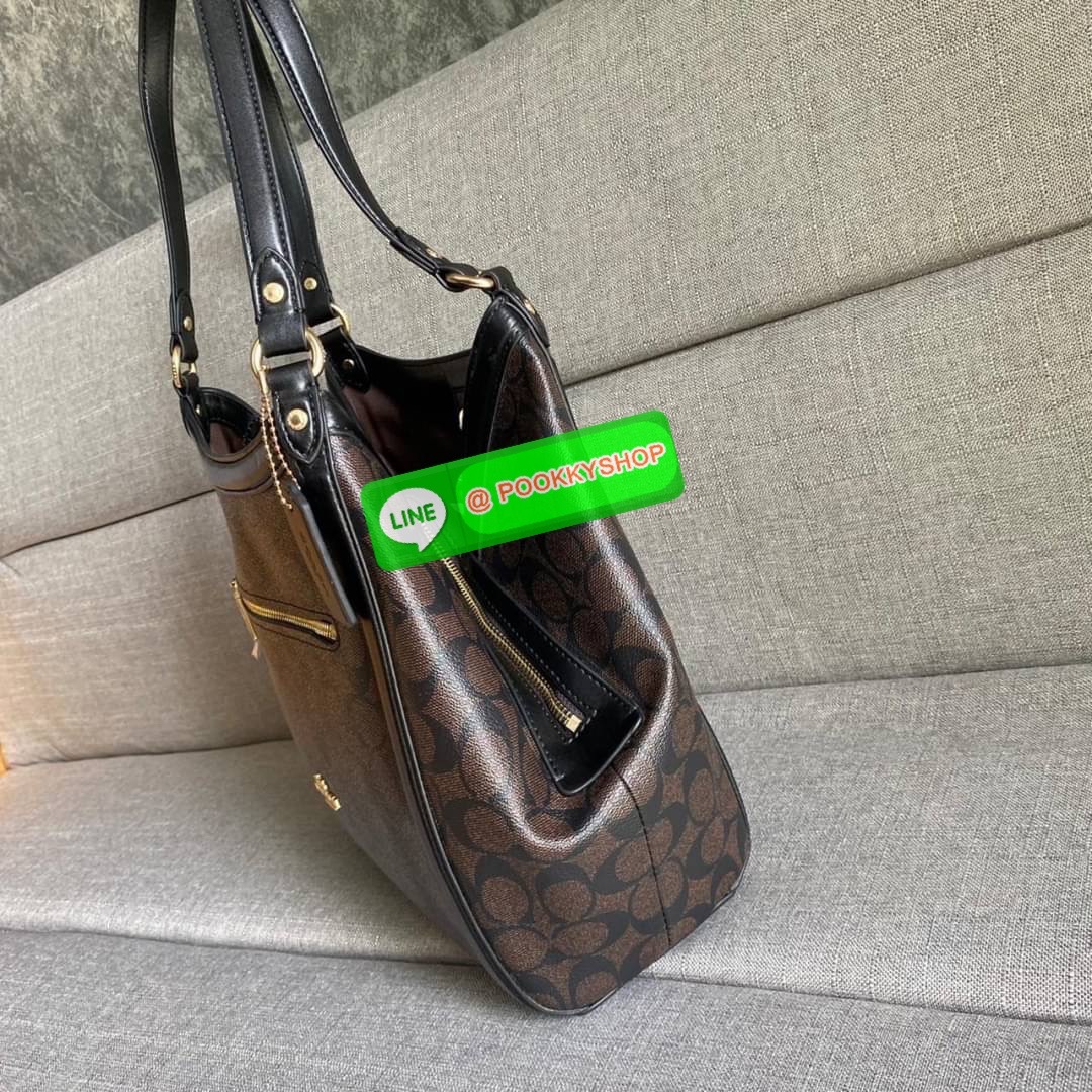 COACH C6232 KRISTY SHOULDER BAG IN SIGNATURE CANVAS (COACH C6232) สุดคุ้ม สาวๆสายช้อป ห้ามพลาด กระเป๋าสะพายไหล่ ใบใหญ่จุของได้เยอะ สายช้อปใช้งานเกินคุ้ม วัสดุหนังแคนวาส ภายในช่องกว้าง แบ่งสัดส่วน ด้านหน้ามีช่องซิป เปิด ปิด ด้วยกระดุมแม่เหล็กมีช่องซิปตรงกล