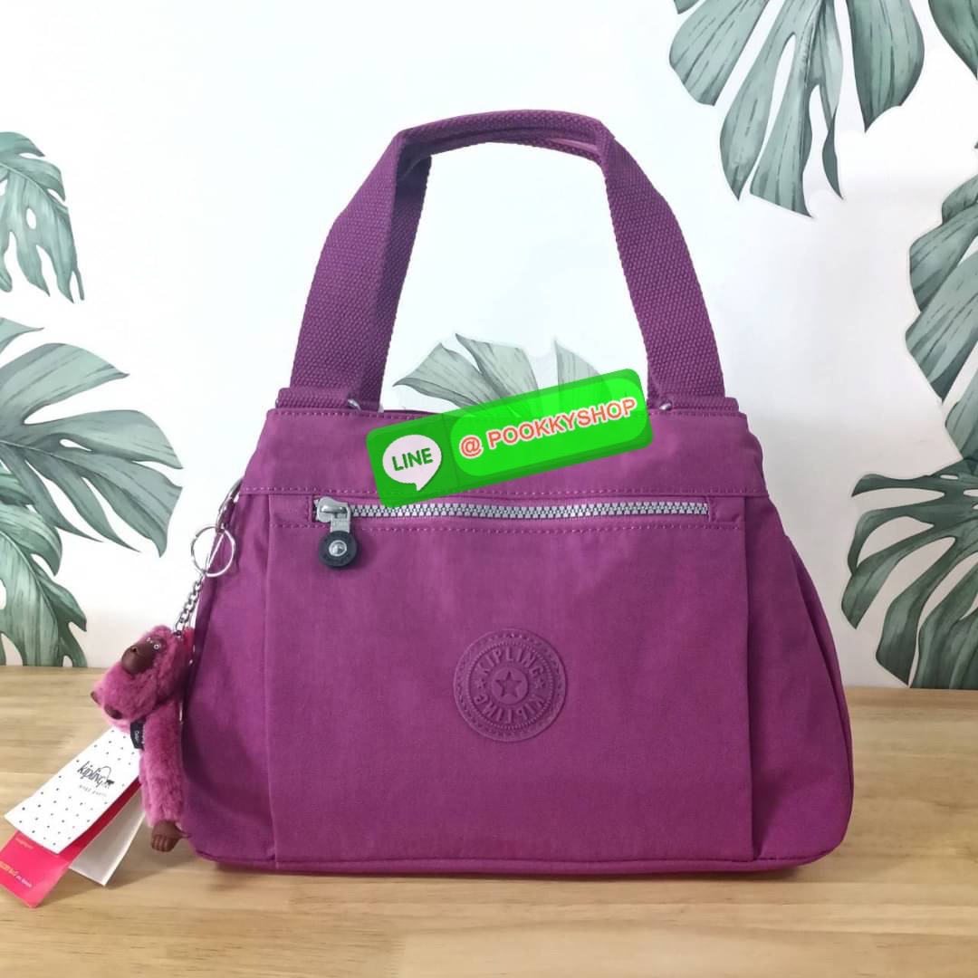 KIPLING ELISE HANDBAG กระเป๋าถือและสะพายไหล่ วัสดุ Nylon +Polyester ขนาดกำลังพอดี จุของได้มาก มีหูจับสองสาย ถือสะดวก น้ำหนักเบา มีช่องซิป ด้านหน้า ช่อง กระเป๋าหลักเปิด-ปิดด้วยซิป มี3 ช่องว่างใส่ของได้จุมากๆ ใส่มือถือได้ กระเป๋าสตางค์ใบยาว และ เครื่องสำอาง