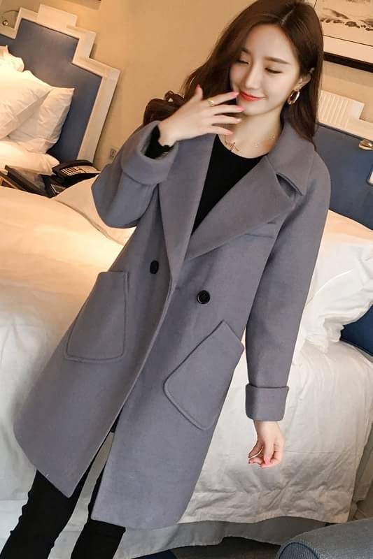 เสื้อโค้ทแฟชั่นนำเข้า : เสื้อโค้ทแฟชั่น Overcoat พร้อมส่ง สีเทา ตัวยาว คอปก สุดเท่ห์ Overcoat แนวดาราซีรี่เกาหลีใส่กันเลยนะคะ กระดุมหน้าเก๋ คัตติ้งสวย เนื้อผ้าดีมากค่ะ คุ้มค่าเกินราคาแน่นอนค่ะ ดูไฮโซ ใส่ไปต่างประเทศได้ สบายเลยค่ะ มีกระเป๋าสองข้าง มีซับใน