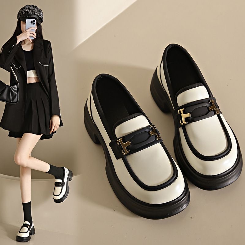 สินค้ามาใหม่ พร้อมส่งเลยค่ะ... แฟชั่นเกร๋ๆอินเทรนด์ฮิต ชิคๆคูลๆดูเก๋มีสไตล์ วัสดุ pu เนื้อหนานุ่มคุณภาพดี แต่งอะไหล่ด้านหน้า สวมใส่สบายมากก พื้นรองเท้าหนา 5 c.m. ใส่แล้วสูงเพรียว งานน่ารักมากๆจ้า ไม่ผิดหวังแน่นอน