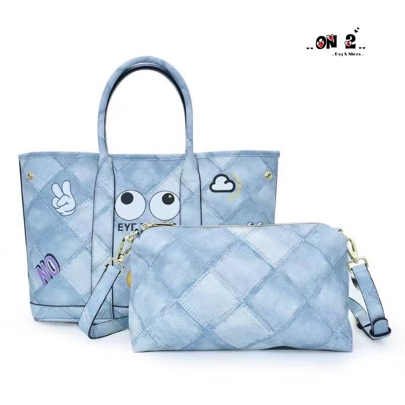 SF2332 กระเป๋าชอปปิ้ง แม่-ลูก ทำได้2ทรง งานแบรนด์แท้ 💯(%) วัสดุตัวกระเป๋าทำจากหนังผสมอย่างดี ทำเหมือนผ้ายีนส์ ทรงนี้โดนใจสุดๆ มาพร้อมกระเป๋าลูก1 ใบ ขอบอกน่ารักมากๆ กระเป๋าลูกแยกใช้สายยาวสะพายข้างได้