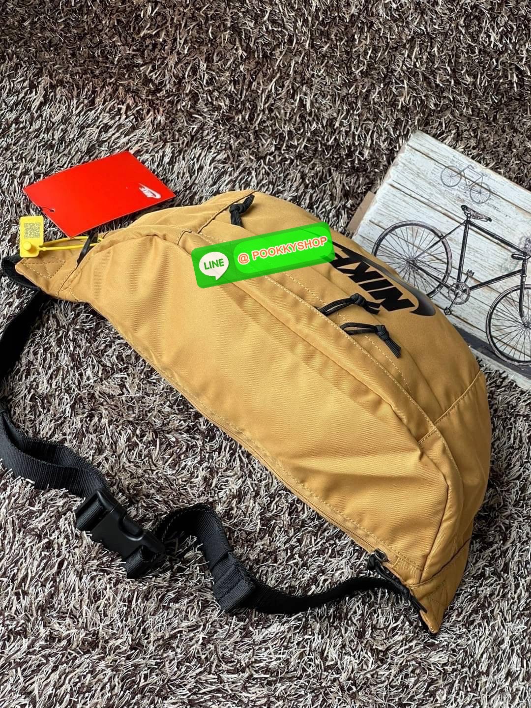 💕Nike Tech hip pack กระเป๋าคาดเอว Nike Tech รุ่นใหม่ชนช้อป!! ให้คุณหยิบใช้อุปกรณ์กีฬาและพกพาได้อย่างง่ายดาย พร้อมโดดเด่นด้วยกระเป๋าซิป 2 จุดสำหรับเก็บสิ่งของ และสายกระเป๋าแบบปรับได้เพื่อให้แนบกับลำตัว ใช้งานได้คล้องตัว ใส่ของได้จุสมใจเลยคร้า