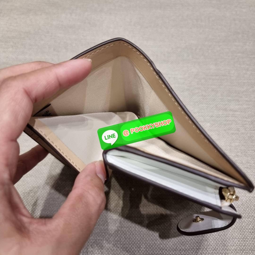 COACH C7413 MEDIUM CORNER ZIP WALLET WITH ORNAMENT PRINT คอลเลคชั่นใหม่ กระเป๋าสตางค์ใบกลาง ดีไซน์ใหม่ สุดหรู คละลายพริ้นท์เต็มใบ น่าใช้ไปอีก วัสดุหนังแคนวาสเคลือบลาย ภายในมีช่องใส่บัตร ใส่ธนบัตรได้ครบ และมีช่องซิปแยก ใบจริงสวยมากๆ แนะนำจ้า ราคาสุดคุ้มครบ