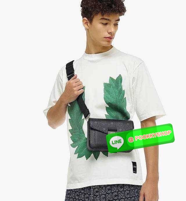 MCM SMALL MILLIE CROSSBODY IN VISETOAS กลับมาแน่นๆกับไอเท็มสุดฮิต!! ดาราเซเลปใช้กันเพียบ กระเป๋าสะพายข้าง ดีไซน์กึ่งสปอร์ต แต่แฝงความหรูในตัว ใช้งานง่ายด้วยขนาดที่พอเหมาะ และสายสะพายสปอร์ตที่สะพายคาดได้สะดวก จะสะพายข้าง สะพายแบบคาดอก ก็ดูดีไปหมด เปิด-ปิดด