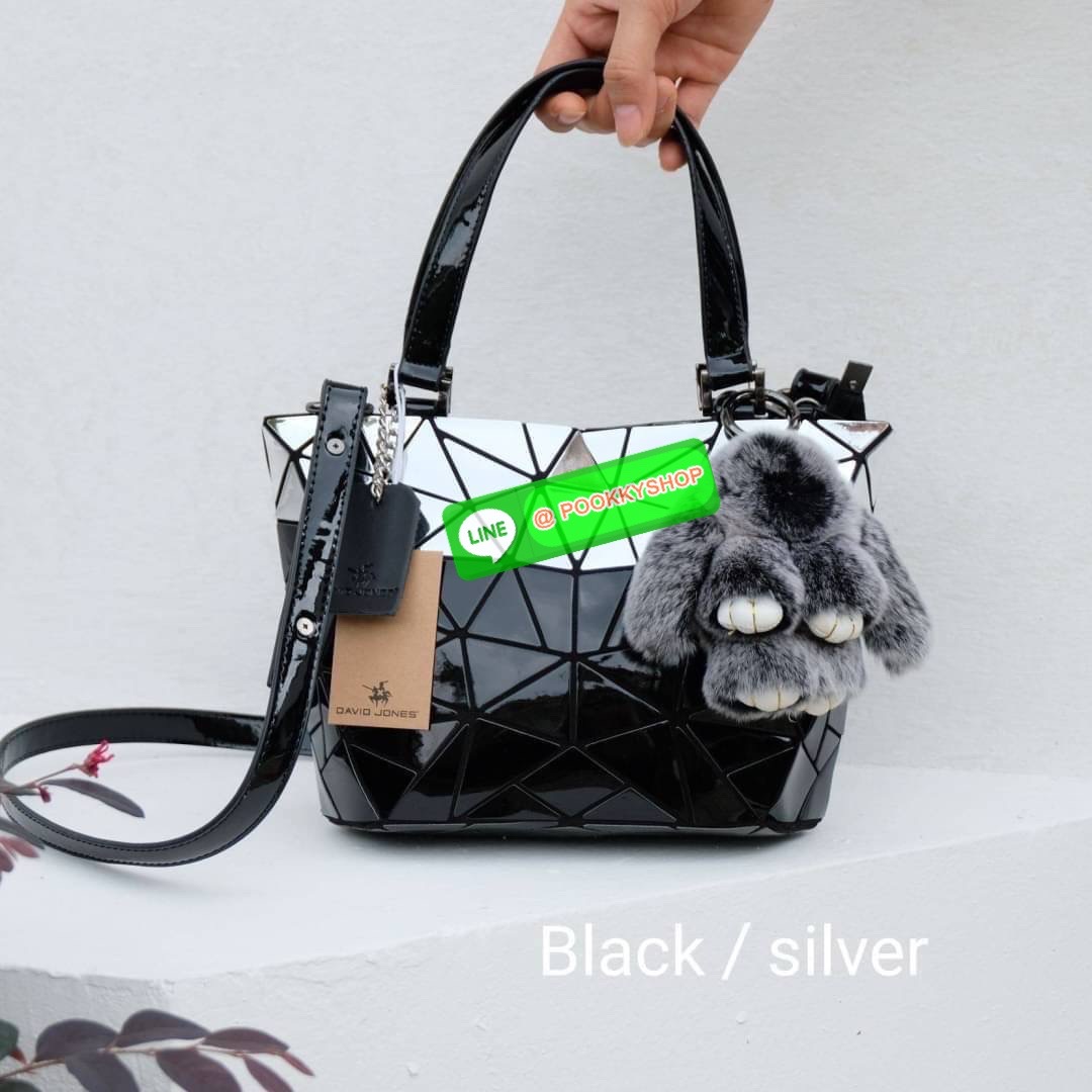 กระเป๋า ทรง Tote ตัวกระเป๋าเย็บติด ด้วยแผ่นอคิลิค สุดหรู ดีไซน์เกร๋ จุดเด่นที่ น้ำหนักเบา สามารถ ถือ หรือ สะพายไหล่ได้คะ ใบใหญุจุของคุ้ม แต่น้ำหนักเบาคะ มีใบเดียวจบ ควรมีติดตู้คะแนะนำเลย