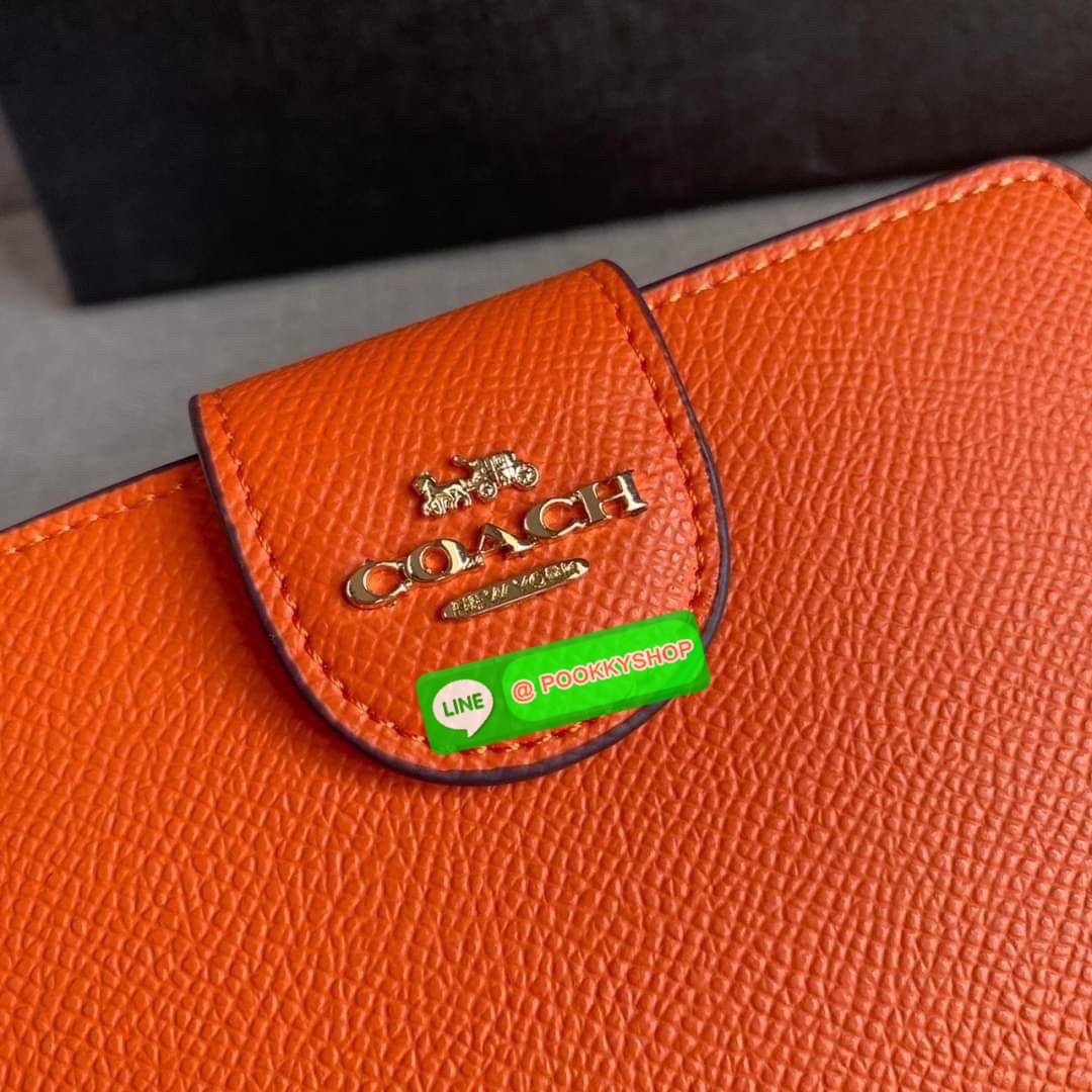 COACH 6390 MEDIUM CORNER ZIP WALLET กระเป๋าสตางค์ใบกลาง สีพื้นเรียบหรู วัสดุcrossgrain ภายในมีช่องใส่บัตรและธนบัตรได้ทุกชนิด มีช่องซิปใส่เหรียญ ขนาดกะทัดรัดพกพาง่าย คนชอบจัดระเบียบกระเป๋าสตางค์แนะนำเลยจ้า