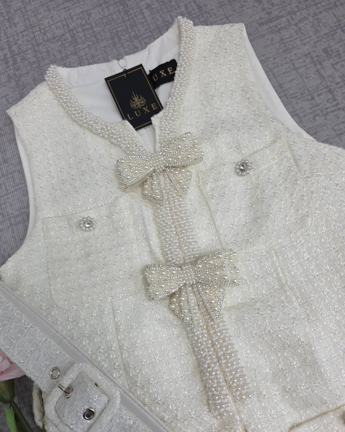 เสื้อแฟชั่น เสื้อแขนกุด ทรงเข้ารูป ชายเสื้อยาวปิดสะโพก มาพร้อมเข็มขัดผ้าในตัว