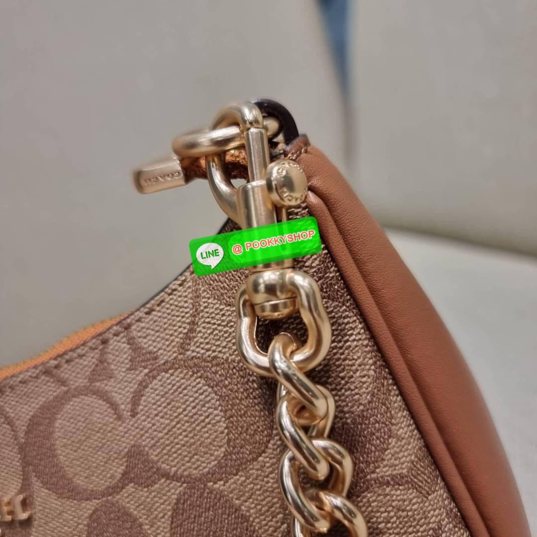 COACH CA548 TERI SHOULDER BAG IN SIGNATURE CANVAS คอลเลคชั่นใหม่ล่าสุด ที่สาวๆรอคอย กระเป๋าสะพายไหล่กึ่งทรงพอช พร้อมเสิร์ฟความสวยถึงบ้านไปเลยก่อนใคร แบบไม่ต้องพรีฯ ด้วยดีไซน์คลาสสิคที่แอบแฝงความเรียบหรู มาพร้อมสายสะพาย 2 เส้น เป็นสายโซ่คล้องแขนและสายสะพาย