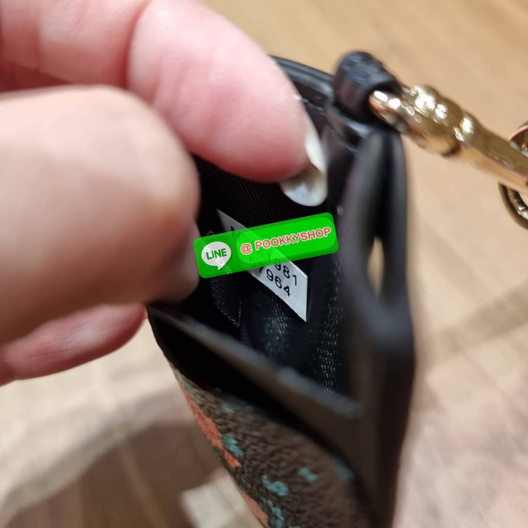 กระเป๋าใส่บัตรคล้องคอ Coach card holder ราคาพิเศษสุดๆ!!! ของหายาก!! ง่ายๆแบบไม่ธรรมดา!! คลาสสิคแต่มีดีเทลโดดเด่น!! กระเป๋าถนอมบัตร พร้อมสายคล้องคอ ดีไซน์ลวดลายสวย ดูดีทุกแบบ ใช้งานง่าย พกพาสะดวก จะใส่บัตรพนักงาน บัตรเครดิต บัตรปชช. ใบขับขี่ และบัตรอื่นๆที