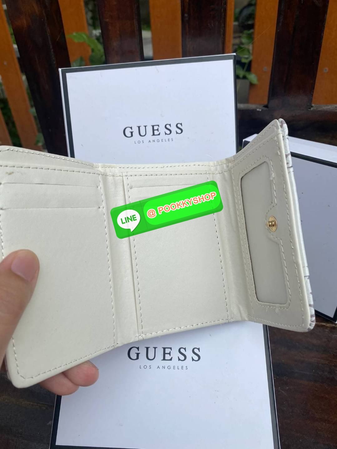 Guess กระเป๋าสตางค์ใบสั้น 3 พับ พร้อมกล่อง มีช่องใส่บัตร ใส่แบงค์พันได้ไม่ต้องพับ ข้างหน้าติดโลโก้แบรนด์อะไหล่ทอง สวย หรู ดูแพง ไปอีกจ้า