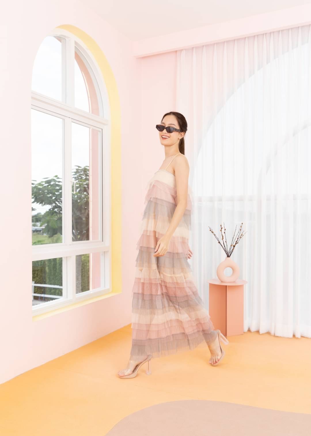 เดรสสายเดี่ยวยาวผ้ามุ้งอัดพลีทเนื้อดีเย็บระบายชั้นสลับสีโทนสีพาสเทล มีซับในสีขาวครึ่งตัว เป็นเดรสใส่เที่ยวคาเฟ่ได้ความสวยหรูสีสันสดใส หรือจะใส่ Mix & Match กับกางเกงยีนนส์ก็ได้ค่ะ