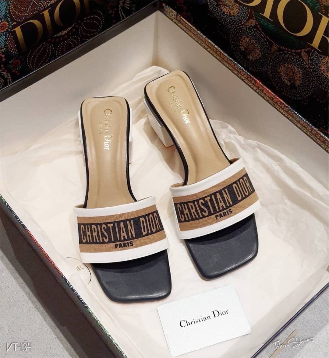 งานเข้าใหม่จร้า เพิ่งเข้าจร้า ตัวใหม่ล่าสุด สวมลำลอง Dior หนังสวยคาดผ้าดิออ ซับหลังเท้านุ่ม ใส่ง่ายเดินสบาย ส้นเกร๋ พื้นปั้มแบรนด์ สูง 2นิ้ว