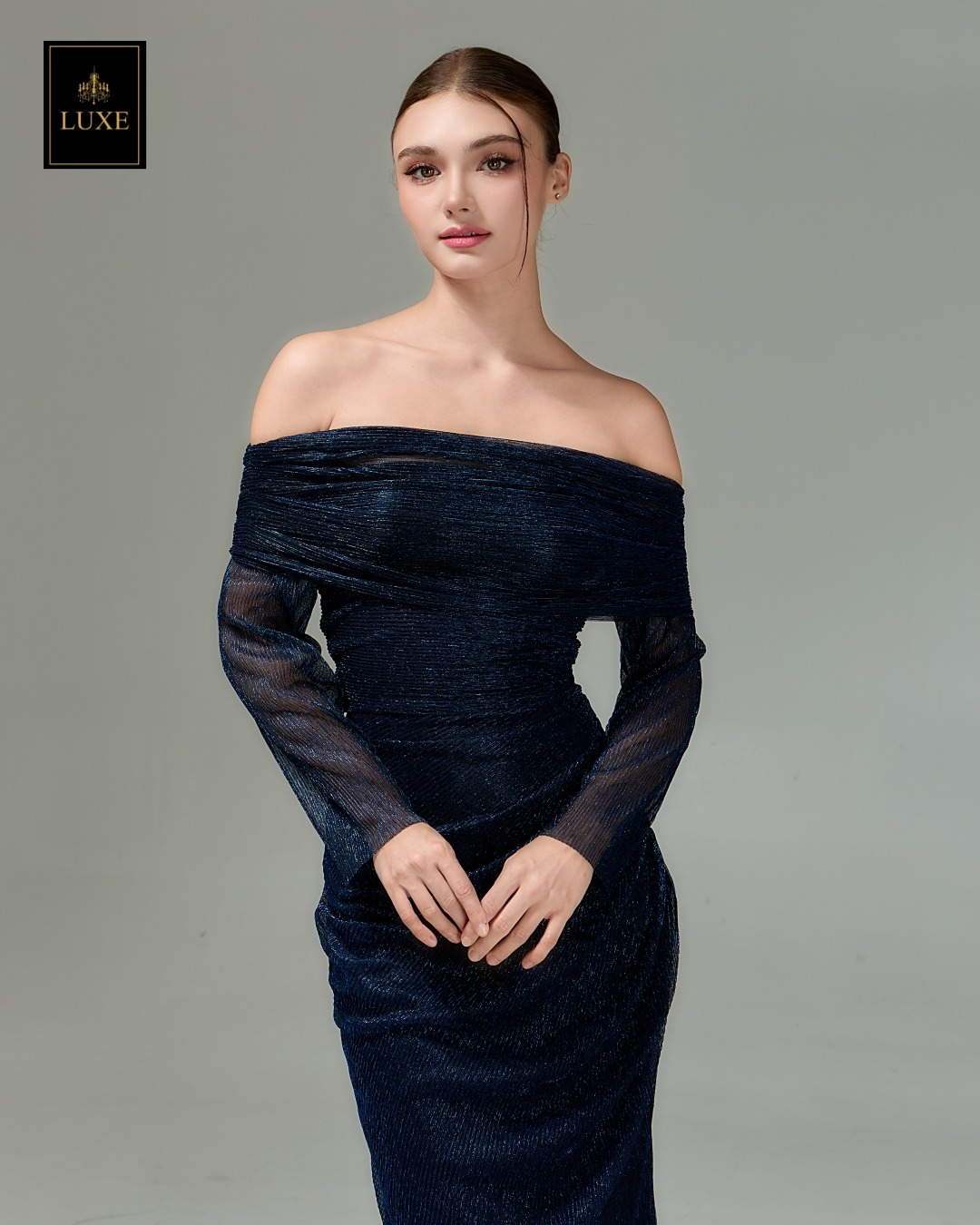 แม็กซี่เดรสเสื้อแขนยาวเปิดไหล่ กระโปรงยาว