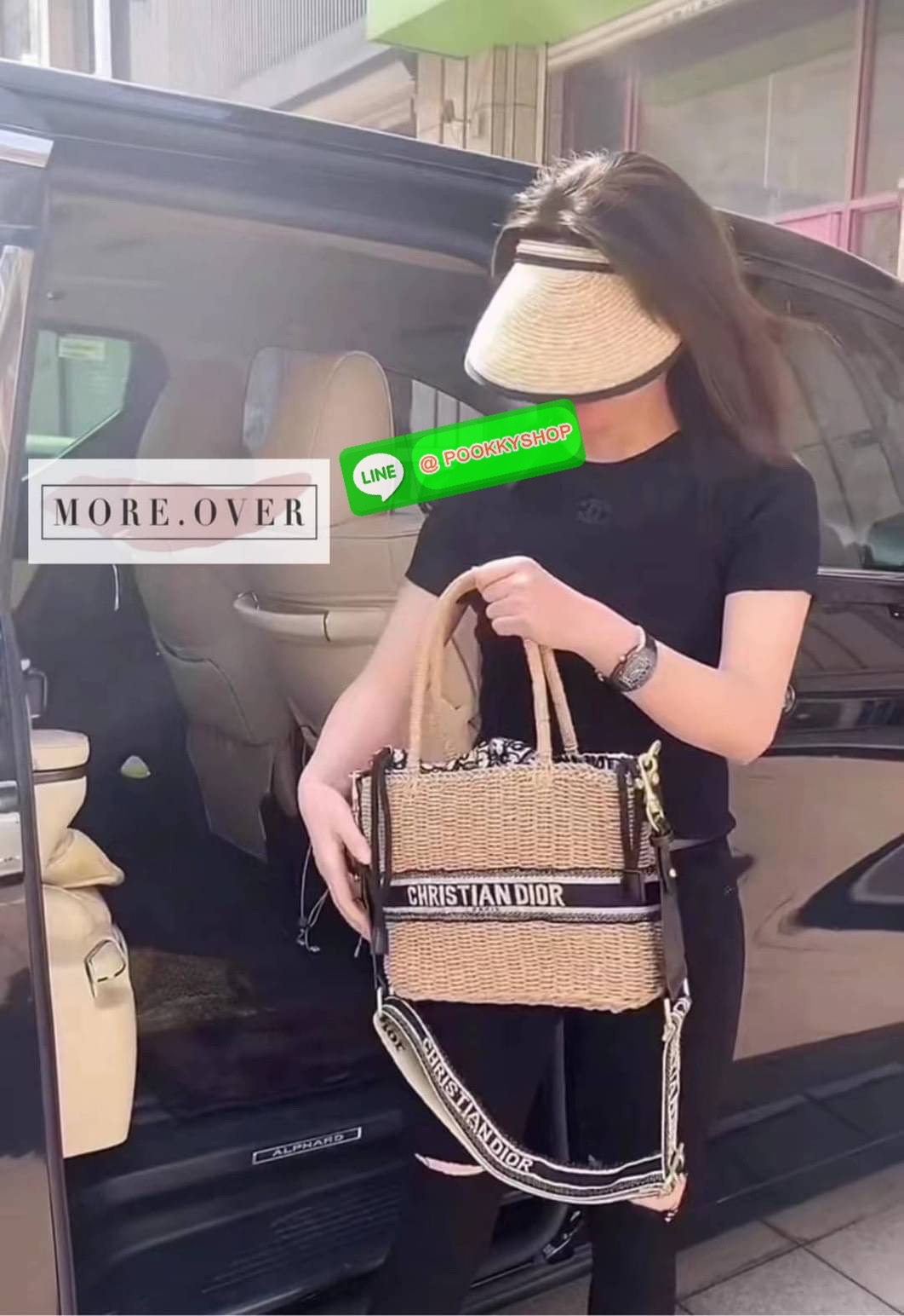 ทรงนี้จุของได้เยอะค่ะ ดาราเซเลปใช้กันเยอะเลยจ้า สาวๆ ต้องมีนะจ๊ะใบนี้น่ารักมากค่ะ แมทกับเสื้อผ้าได้ง่าย ดูเรียบหรูค่ะ กระโปรงสาน Chistian Dior แต่งลายชื่อแบรนด์ มีสายยาวครอสบอดี้ได้ค่ะ หรือจะถือก็น่ารักมากค่ะ ลุคคุณหนูมากค่ะ งานคุณภาพการันตี