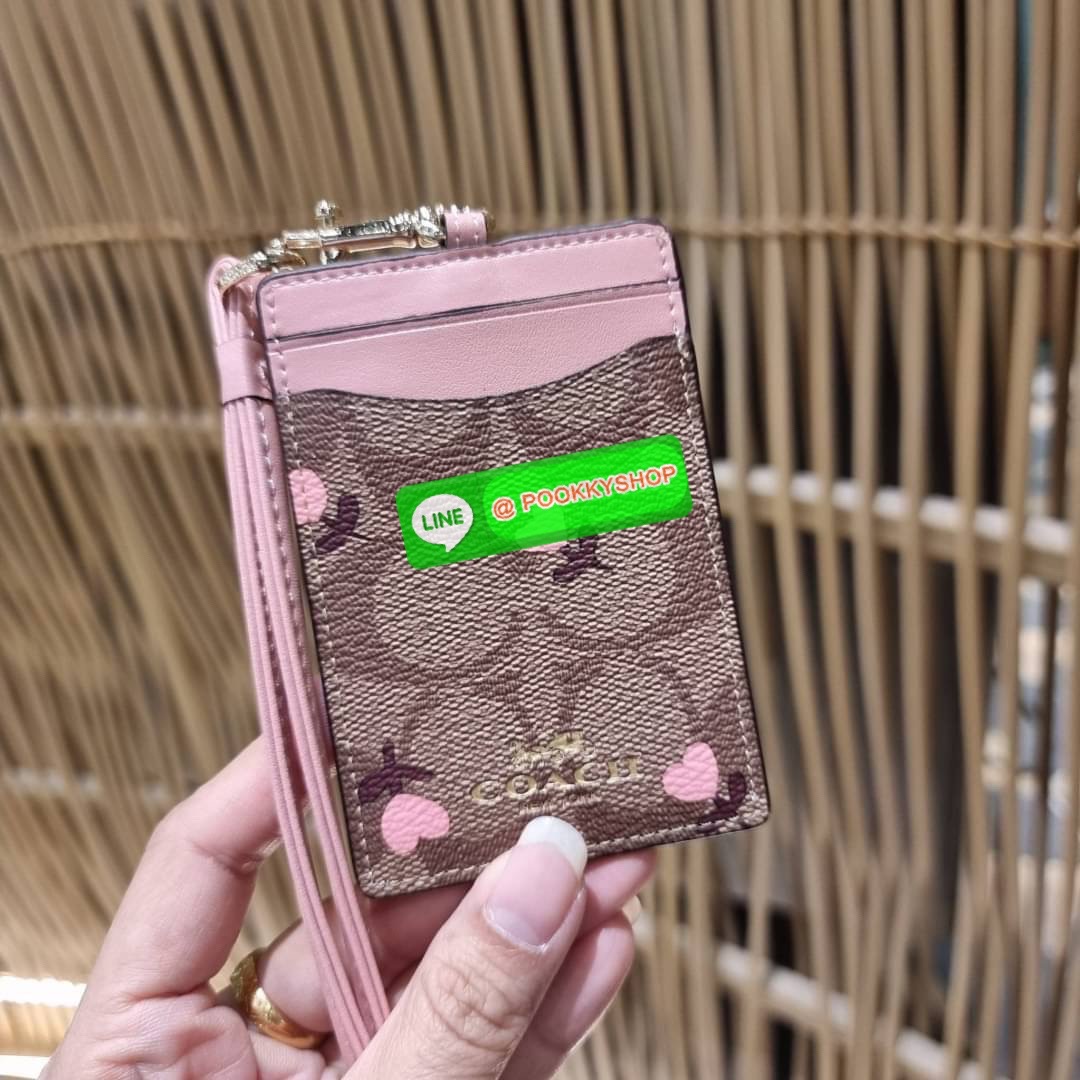 กระเป๋าใส่บัตรคล้องคอ Coach card holder ราคาพิเศษสุดๆ!!! ของหายาก!! ง่ายๆแบบไม่ธรรมดา!! คลาสสิคแต่มีดีเทลโดดเด่น!! กระเป๋าถนอมบัตร พร้อมสายคล้องคอ ดีไซน์ลวดลายสวย ดูดีทุกแบบ ใช้งานง่าย พกพาสะดวก จะใส่บัตรพนักงาน บัตรเครดิต บัตรปชช. ใบขับขี่ และบัตรอื่นๆที