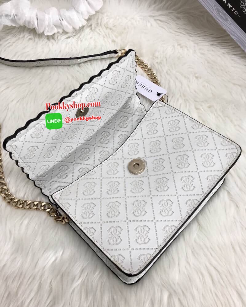 New arrival !!! GUESS Rayna Mini Faux Crossbody Bag 2018 กระเป๋าสะพายข้างหรือแบบครอสบอดี้ร์ได้ ลายหนังปั้มโลโก้แบรนด์ทั้งใบ หนังนิ่มมากกค่ะ!!! ด้านหน้ามีโลโก้แบรนด์ เปิดปิดกระเป๋าแบบกระดุมแม่เหล็ก ภายในโล่ง สมารถใส่มือถือรุ่น plus ได้;ตลับแป้งได้ค่ะ มีช่อ