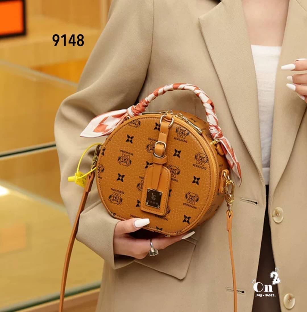 NEW-IN🤎🤎ใบนี้น่ารักมากค่ะ มาใหม่ทรงกลม งานคุณภาพเช่นเคย มาพร้อมสายยาวครอสบอดี้ พกใบเดียวจบ แนะนำเลยค่า✨