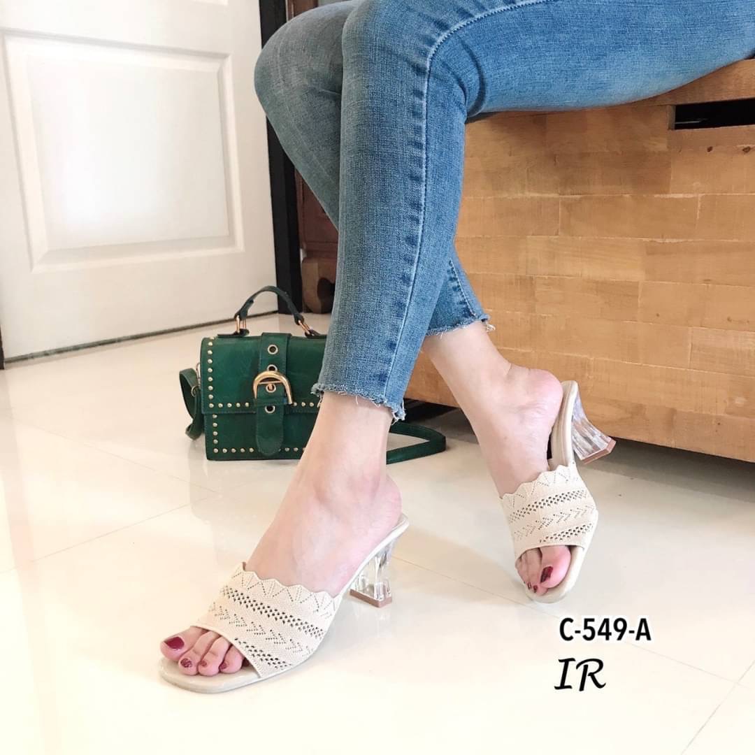 แบบขายดี!!! พร้อมส่ง เกินคำบรรยายสำหรับรุ่นนี้ มีความใส่สวยเริ่ดจีจีนะ!! รองเท้าทรงสวมวัสดุผ้าไหมญี่ปุ่นขอบหยักส้นสูงใส สูง 2.5 นิ้ว แนะนำว่าควรจะมีติดตู้ไว้เลย แมทซ์สวยทุกชุด มีความทนทาน ใช้งานได้คุ้มค่าสุดๆ ไม่อยากให้สาวๆพลาดกันเลยจร้า