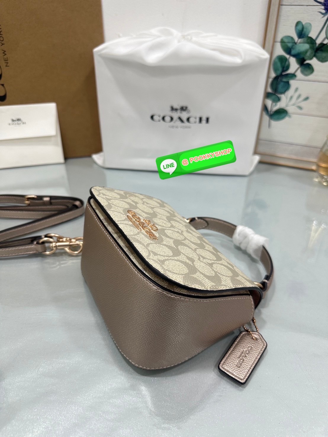 COACH CX575 – Mini Lillie Carryall “เล็กหรู ใช้ง่ายทุกโอกาส 🖤✨ COACH CX575 Mini Lillie Carryall ที่แมตช์ง่าย ใบเดียวก็ครบทั้งวันทำงานและวันเที่ยว”