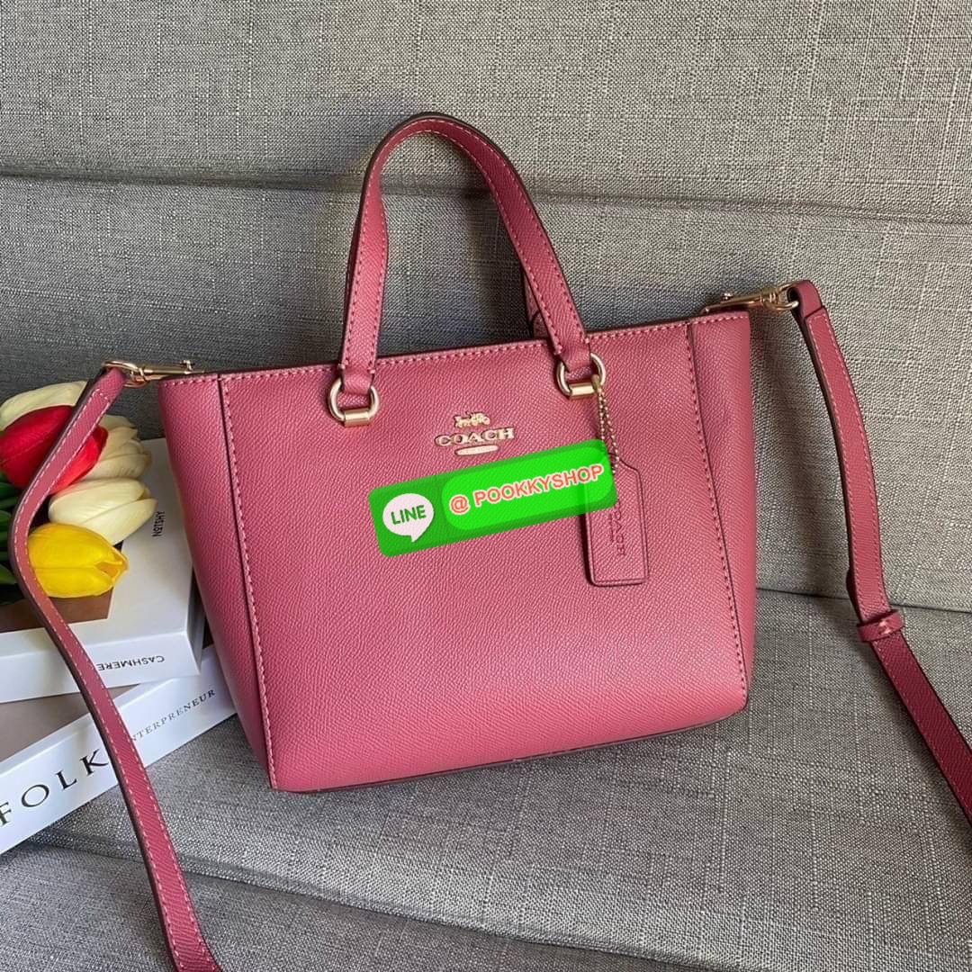 Coach Alice Satchel In Signature Canvas ( coach ca224) กระเป๋าสะพายข้าง ดีไซต์จากแบรนด์เรียบหรู สะพายได้ทุกโอกาส วัสดุหนังแท้ หูจับและสายหนังแท้ เปิดปิดด้วยซิป ภายในกระเป๋าช่องโล่ง ใส่ของได้เยอะ มีช่องเล็ก 1 ช่อง ซับในผ้า มีฐานรอง สายถอดได้ สามารถสะพายไหล