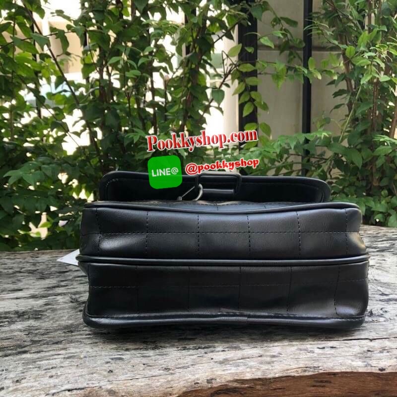 ZARA SOLF ROCK SHOULDER BAG Outlet กระเป๋าสะพายข้างทรงเก๋ เดินด้ายทั้งใบ แต่งโซ่คล้องมาที่ด้านหน้า เปิดปิดแบบกระดุมแม่เหล็ก ก้านในมี 3 ช่องใหญ่ เป็นช่องซิปกลางรุ่นนี้จุของได้เยอะเลยครับ ใส่ iPad mini ได้สบายๆ สายสะพายจะทำเป็นสายคู่สะพายไหล่ หรือ ทำเป็นสาย