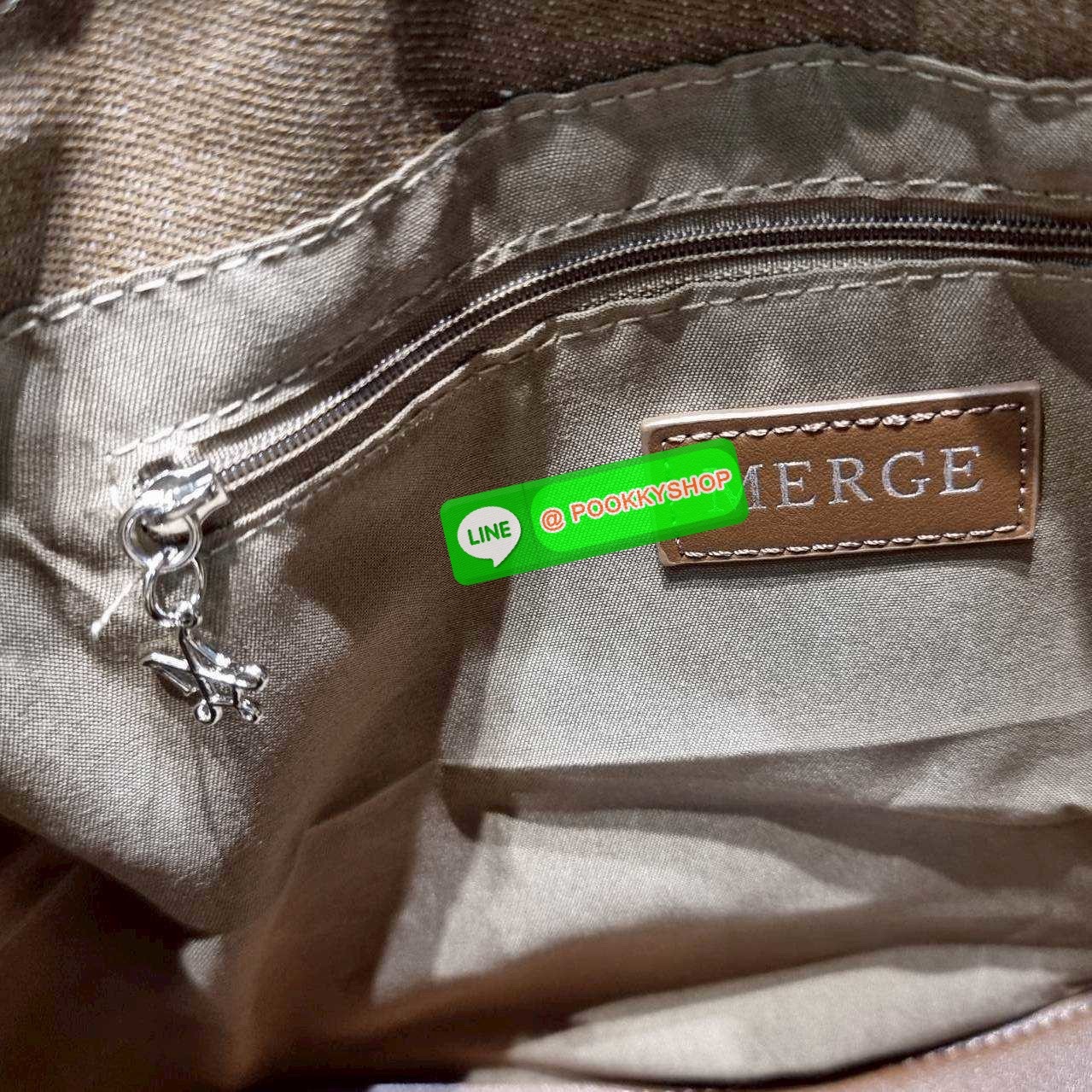 Merge a day bag (medium) 🔆 Details จะกี่รุ่นก็แรงไม่ไหว! กับกระเป๋าสะพายทรงสวย รุ่นผ้ากำมะหยี่ โทนสีน้ำตาลที่กำลังอินมากสำหรับปีนี้ รูปทรงยืดหยุ่น สามารถปรับปีกกระเป๋าเก็บทรงได้ สายสะพายคล้องไหล่ในตัว ภายในมีกระเป๋าผ้าซ้อนให้ ถอดออกได้ (มีอะไหล่เก