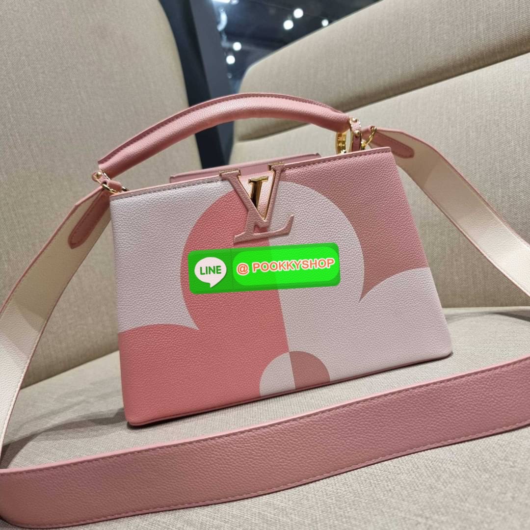 NEW IN!! LV capucines top handle วีไอพีพรีเมี่ยมกิ๊ฟจากเคาน์เตอร์ ที่สุดของความสวยในราคาเบาๆ กระเป๋าถือสุดหรู ดีไซน์ทรงคลาสสิค พร้อมลวดลายหรูหรา มาพร้อมหูจับในตัว ด้วยรูปทรงวินเทจและวัสดุหนังลูกวัว สัมผัสดี ขับผิว ทำให้ไอเท็มนี้สะกดทุกสายตาจริงๆ และยังมีล