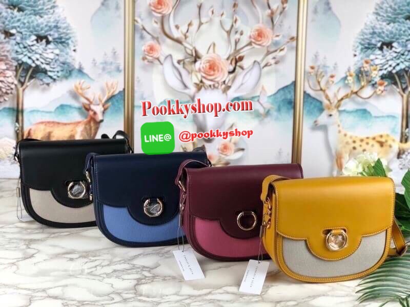 New arrival! 2019 CHARLES & KEITH RING BUCKLE SADDLE CROSSBODY BAG รุ่ยใหม่ชนช็อป!!! กระเป๋าสะพายข้าง/ครอสบอดี้อยู่ทรง วัสดุหนังตัดผ้าด้สนหน้า ด้านหลังมีช่องใส่ของได้เล็กน้อย เปิดปิดด้วยตัวล็อกดันขึ้น ด้านในเป็น 2 ช่องใหญ่ ใส่ของได้พอสมควรค่ะ เช่น iPhone