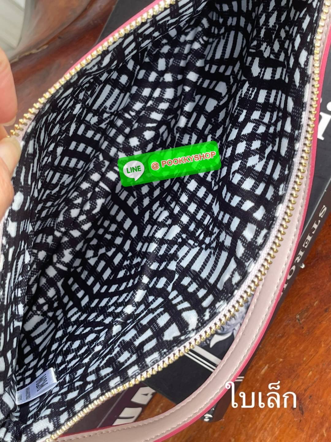 💕Mcm Liz Reversible Shopper in Visetos ขึ้นชื่อว่าเป็นกระเป๋าช็อปเปอร์ แน่นอนว่า จะต้องเหมาะสำหรับสาว ๆ ที่ชอบพกสัมภาระเยอะ ซึ่งรุ่นนี้ไม่ใช่แค่เพียงให้พื้นที่จุของกว้างขวางเท่านั้น แต่ยังออกแบบดีไซน์และรูปทรงให้มีความยืดหยุ่น มีหูรูดด้านข้างที่สา