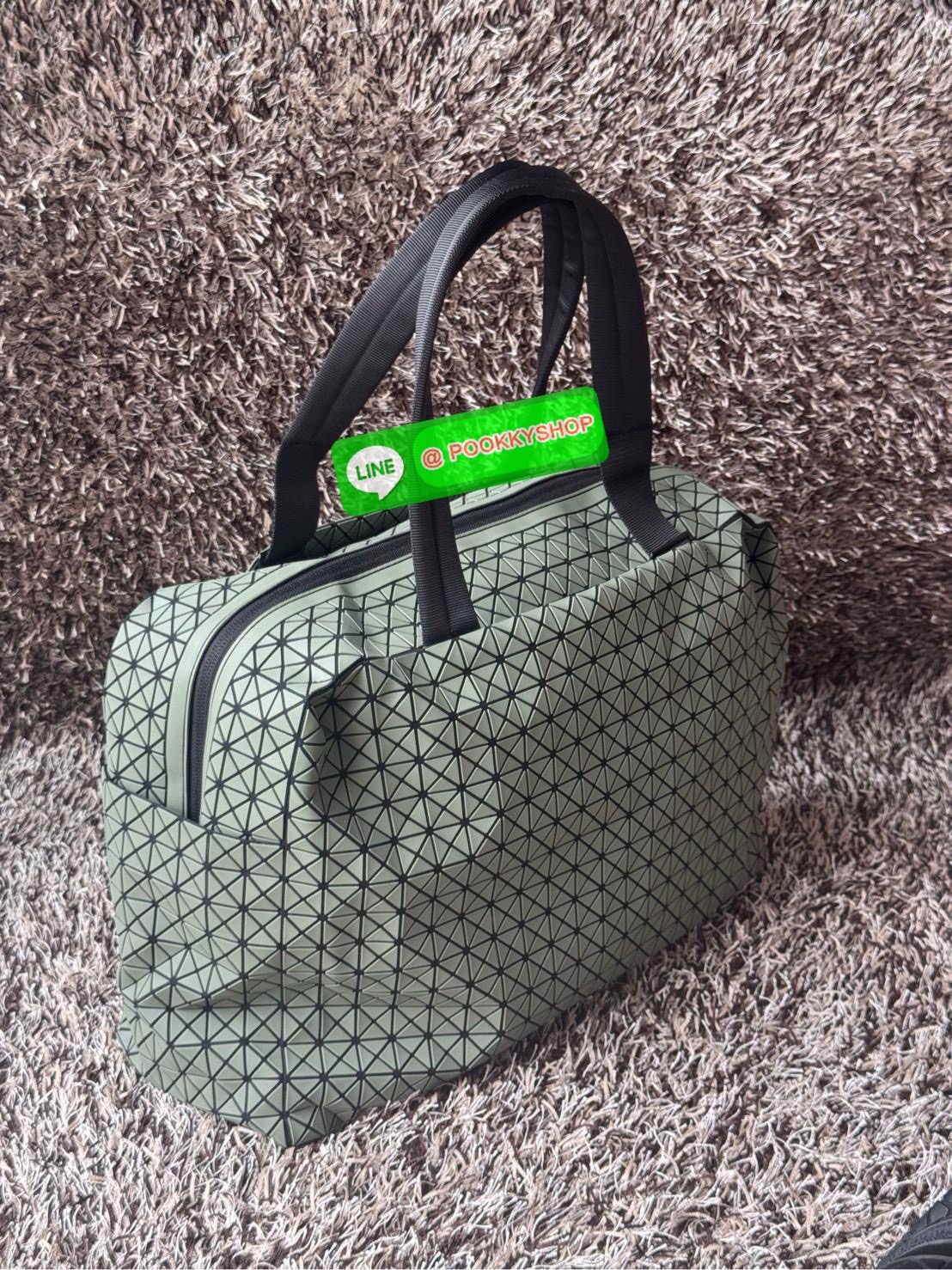 Baobao issey miyake cargo tote matte กระเป๋า CARGO สไตล์บอสตัน มีหูจับแบบบุหนา มีฐานกว้างใส่ได้เยอะ สาทารถใส่สัมภาระที่จำเป็นในการเดินทาง หรือมีพื้นที่จัดเก็บสิ่งของที่เราต้องใช้ในการทำงานด้วย เช่น โน้ตบุ๊ก สมุดจดบันทึก แฟ้มเอกสารต่าง ๆ ดีไซน์หรูดูสุภาพเร