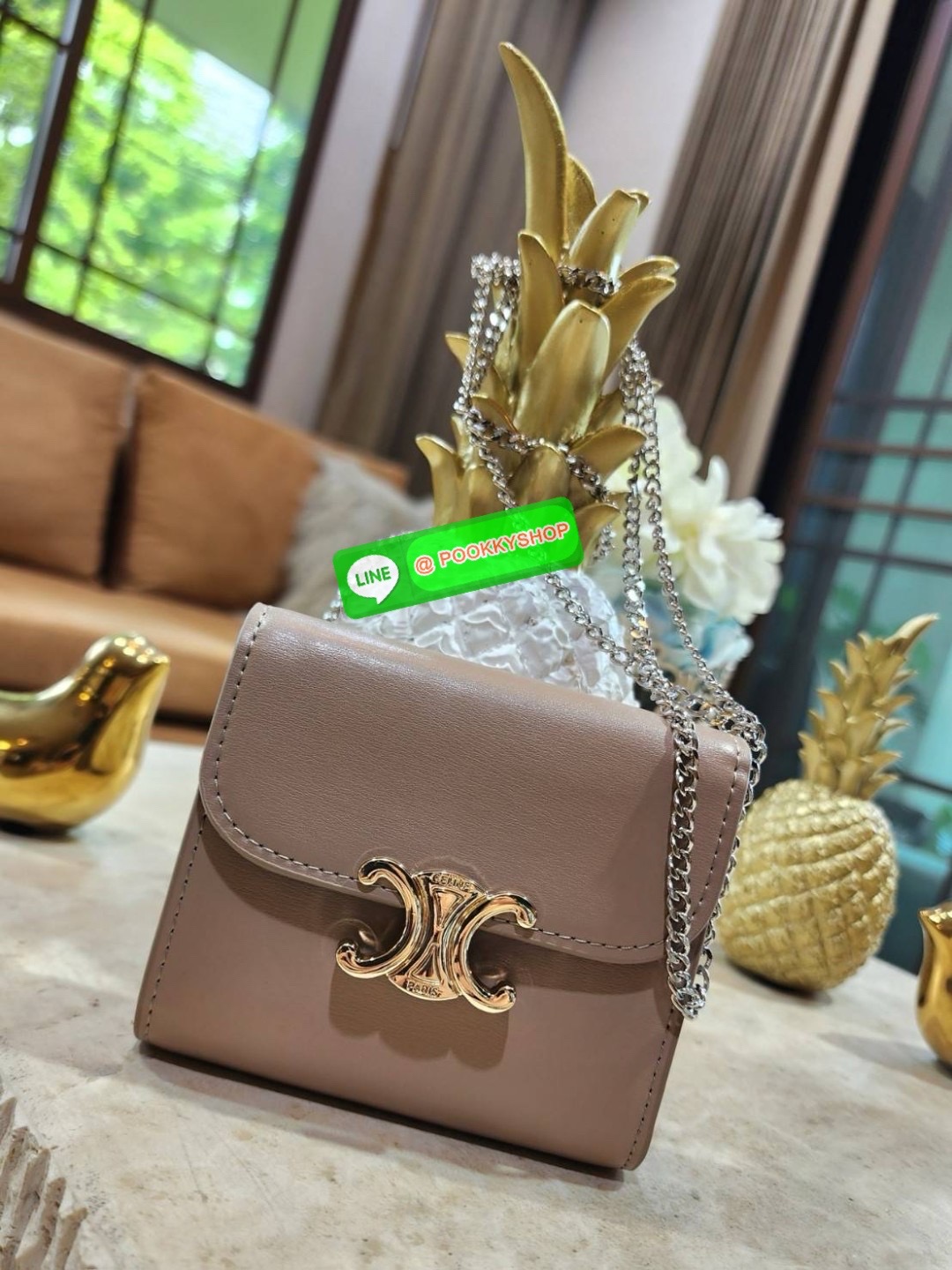 ✴️Don't Miss!✴️CELINE SHORT WALLET VIP GIFT WITH PURCHASE (GWP) กระเป๋าพรีเมี่ยมกิ๊ฟ Limited จาก CELINE HAUTE PARFUME DUTYFREE COUNTER หนังเรียบสวยอยู่ทรงมีโลโก้ด้านหน้าเปิดปิดด้วยฝาพับกระดุม ภายในมีช่องแบ่งหลายช่อง มีช่องใส่บัตรหลายช่อ