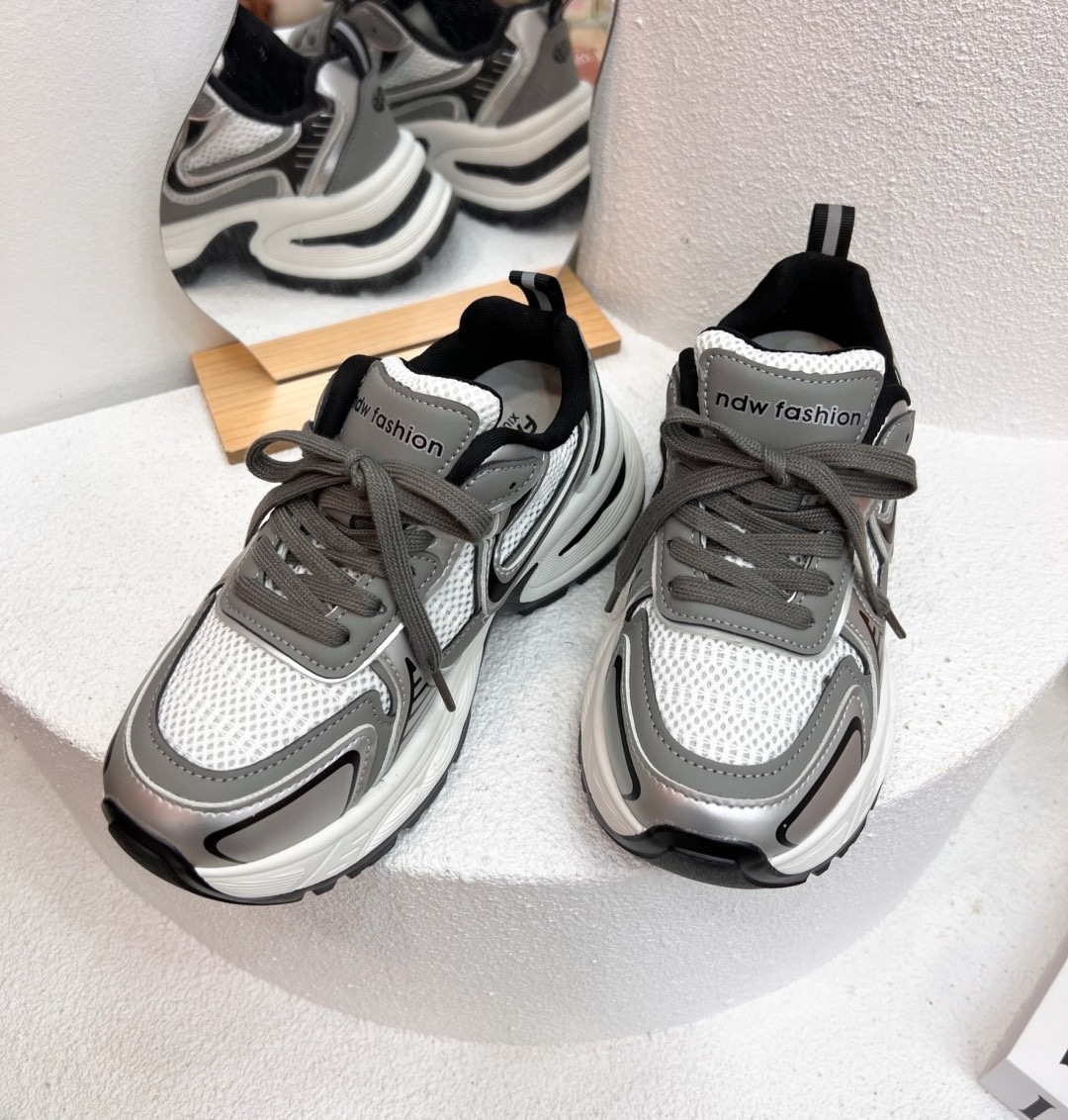 𝙉𝙀𝙒 𝙉𝙀𝙒 ‼️ มาเพิ่มรอบ3ค่ะ รองเท้าผ้าใบรุ่นนี้สวยมาก ทรงที่ฮิตมากตอนนี้ ผ้าใบพื้นหนา สีทูโทนสลับสวมมากใส่นิ่มใส่สบาย สาวๆสายstreet ต้องหลงรัก แมทช์กับชุดง่าย จัดเลยนะคะ