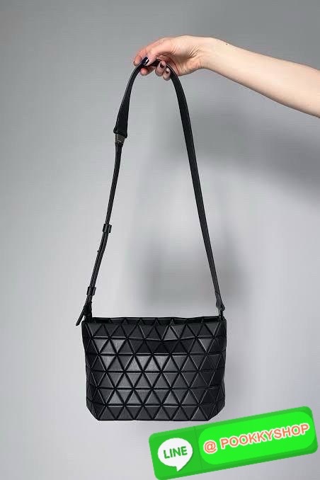 💕 BAO BAO ISSEY MIYAKE Crystal Shoulder Bag งานดีไซน์ที่ดูเรียบง่ายทั้งรูปแบบการใช้งาน มีช่องเปิดปิดแบบซิปเพื่อให้คุณพกพาของมีค่าได้อย่างสบายใจป้องกันสิ่งของตกหล่น ทั้งตัวเพลตสามเหลี่ยมและสายกระเป๋าหนัง สวยแบบคูลๆ ทั้งยังดูแลรักษาง่าย น้ำหนักเบา เ