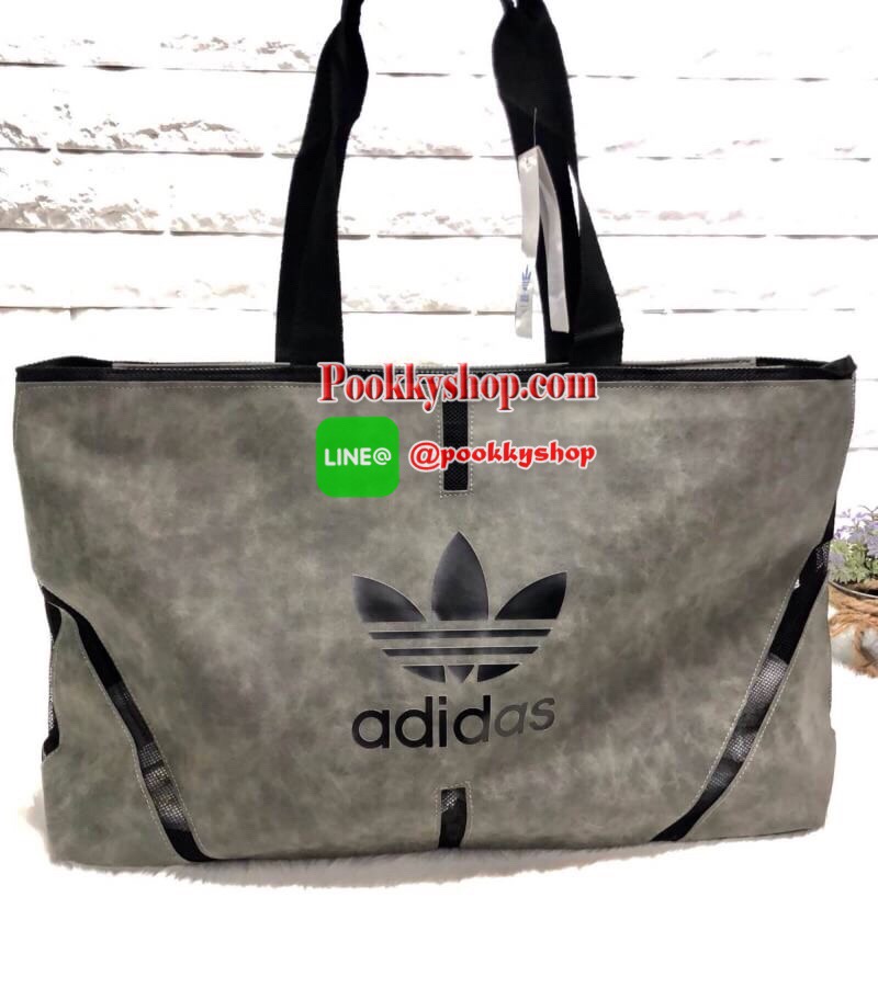 New !! ADIDAS HAND BAG กระเป๋าถือทรงสปอร์ต วัสดุหนังกลับ หนังนิ่ม น้ำหนักเบา น่าใช้มากๆค่ะ ด้านหน้าสกรีนส์โลโก้แบรนด์ เปิดปิดกระเป๋าแบบซิป ภายในโล่ง กว้าง สามารถใส่ของหรือสัมภาระได้จุมากค่ะ บอกเลย! มีช่องซิปหนึ่งช่องนะคะ หูหิ้วสูง สาวๆ สามารถสะพายไหล่ได้ค