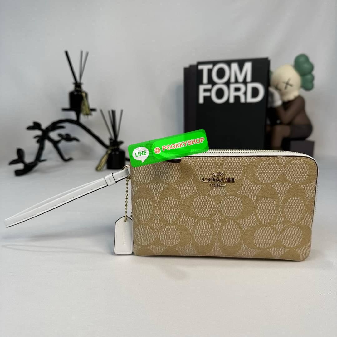 กระเป๋าคล้องมือ COACH 87591 DOUBLE CORNER ZIP WRISTLET IN SIGNATURE CANVAS (COACH 87591 ） กระเป๋าคล้องมือ2เซิปใหญ่ ลายCหนังและ ด้านในเป็นผ้า แบ่งเป็นช่องเล็กๆใส่เหรียญใส่แบงค์ใส่บัตร แล้วแต่จะใส่มีหลายช่อง ใส่โทรศัพท์ได้ทุกรุ่นพร้อมสายคล้องมือ