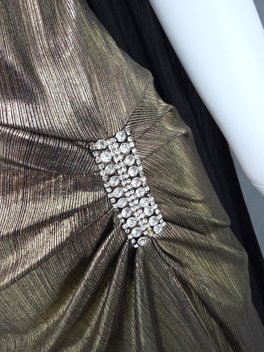 เดรสแฟชั่น แม็กซี่เดรสเสื้อไหล่เดียวทรงเข้ารูป มีผ้าเครปด้านหลัง กระโปรงทรงสอบผ่าหน้าขา