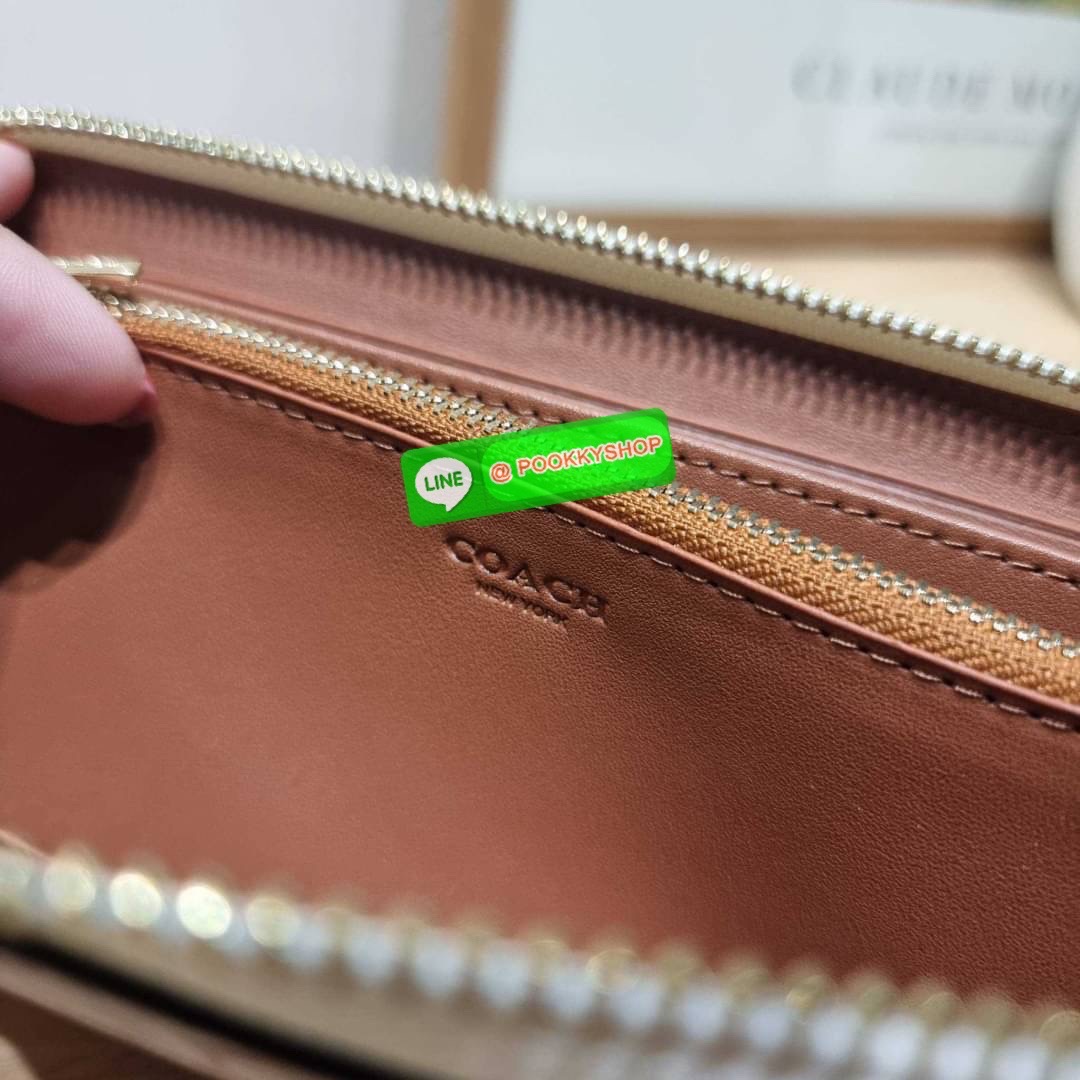 COACH CF521 LONG ZIP AROUND WALLET WITH SIGNATURE MONOGRAM 🔆 Details กระเป๋าสตางค์ใบยาว คอลเลคชั่นใหม่ กับดีไซน์ใหม่ ฉีกกฏทุกการดีไซน์ ด้วยลวดลายโมโนแกรมรอบใบโดดเด่น สะดวกใช้งานด้วยสายคล้องมือที่สามารถถอดออกได้ พกพกง่ายที่สุด รูดใช้งานด้วยซิปรอบใบ