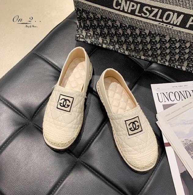 เข้าแล้วค่า รองเท้าคัชชูทรง CC espadrilles สุดปัง หนังปัง CC ไขว้หนังเย็บบุลาย หัวตัดสี ขอบเป็นปอถัก ทรงสวยค่ะทรงนี้ฮิตตลอดใส่ได้เรื่อยๆแมทช์กับชุดง่ายพร้อมส่ง 2 สีค่ะ งานดีคัดเกรดงานกล่อง