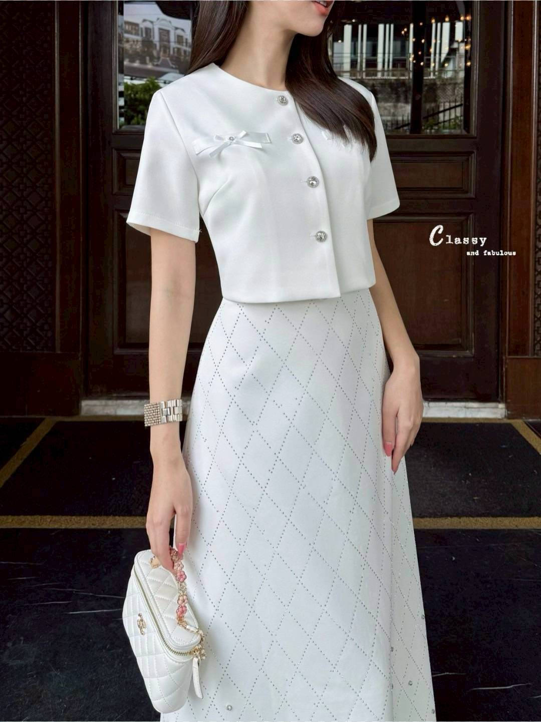 ชุดเซทแฟชั่น set เสื้อผ้าพื้นคอกลมแขนสั้นติดโบว์กระดุมเพชรด้านหน้า + กระโปรงยาวเพชร