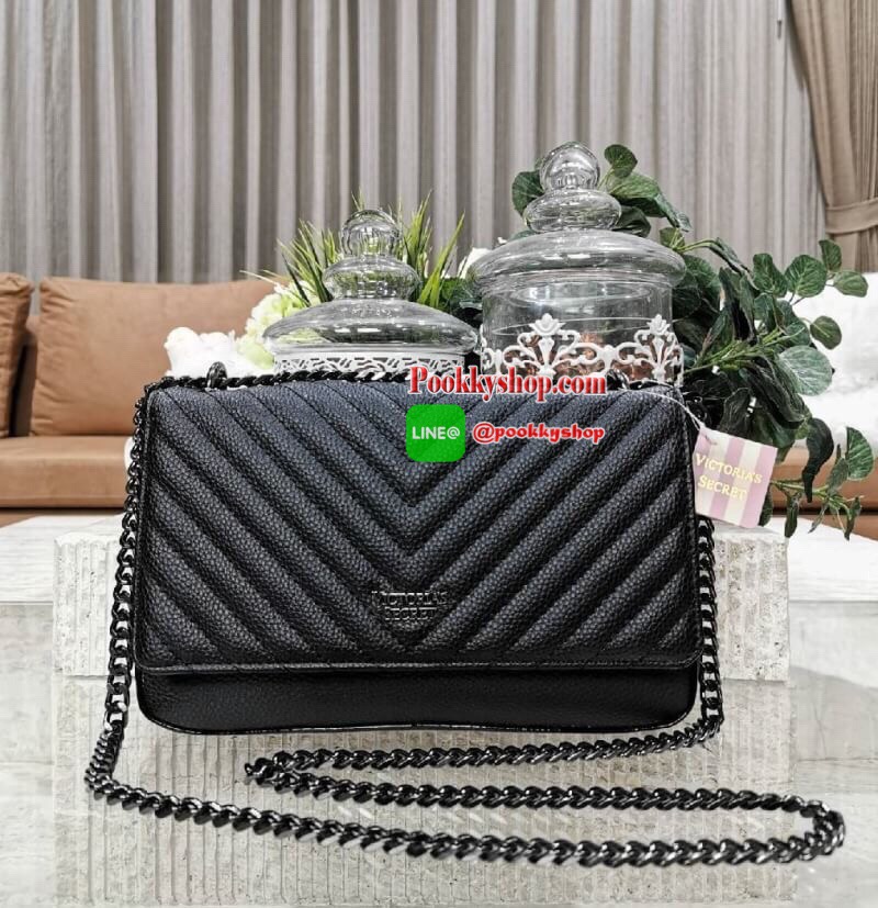 ReStock BEST SELLER! VICTORIA'S SECRET Quilted Chain Crossbody Sling Bag กระเป๋าสะพายรุ่นใหม่ล่าสุดจาก Victoria's Secret วัสดุหนังแกะสังเคราะห์ชึ้นลายริ้วหนังสวยอยู่ทรงไม่ย้วยดีไซน์สุดหรูคุณหนูไฮโซ เปิดปิดด้วยฝาปิดกระดุมแม่เหล็ก ภายในมีโลโก้และช