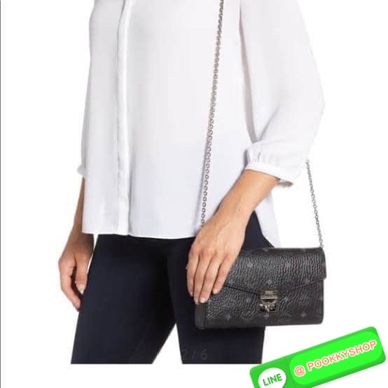 MCM Millie Flap Crossbody In Visetos ในฐานะตำนานที่ยังคงอยู่ กระเป๋าจากคอลเล็กชั่น Millie นี้ มีเรื่องราวของ MCM แทรกซึมอยู่ในทุกองค์ประกอบ กระเป๋าใช้งานแบบCrossbody โดยฝาปิดกระเป๋าตัดเย็บจากผ้าใบเคลือบผิวพิมพ์ลาย Visetos (Visetos Canvas) ถือเป็นไอเทมในฝั