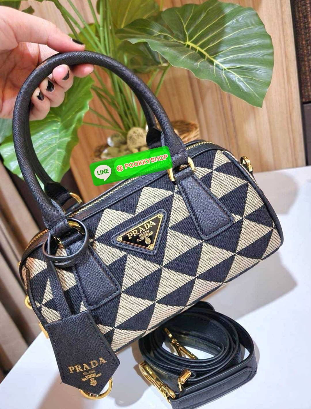 ✴️ห้ามพลาด!✴️PRADA FABRIC MICRO BAG VIP GIFT WITH PURCHASE (GWP) กระเป๋าพรีเมี่ยมกิ๊ฟ Limited จาก PRADA DUTYFREE COUNTER โดดเด่นที่วัสดุ Jacquard Fabric Micro ดีไซน์สวยคลาสสิคขนาดกำลังดี หูกระเป๋าประดับTagแบรนด์ถอดออกได้ ภายในมีโลโก้ ใส่มือถ