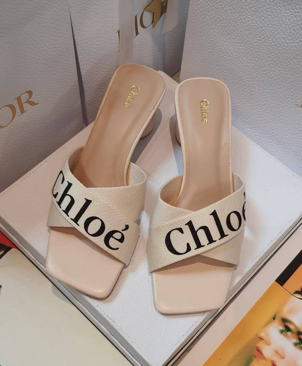 งานรีพีท มาแล้วคะ พร้อมส่งคร่าา รองเท้าส้นสูง maxi ส้นแท่งกลม 2" ทรงสวม สายคาดไขว้ผ้าแคนวาส พิมพ์ลาย chloe' สวยเก๋มากๆ พื้นปั๊มแบรนด์ ใส่สบายมากๆ ใส่สบายๆๆชิวๆ