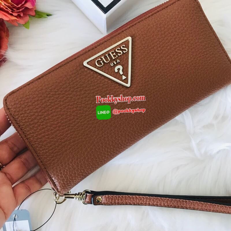 GUESS WOMEN'S LONG WALLET กระเป๋าสตางค์ใบยาวซิปรอบ วัสดุ PU คุณภาพดี นิ่ม น้ำหนักเบา ด้านหน้าประดับด้วยโลโก้แบรนด์สุดหรู ด้านในมีช่องเสียบการ์ด/บัตร/ธนบัตรและช่องซิปสำหรับใส่เหรียญ ด้านหลังมี1ช่องซิปใช้งาน มาพร้อมสายคล้องมือถือเป็นทรงคลัชท์ก็ได้ ราคา