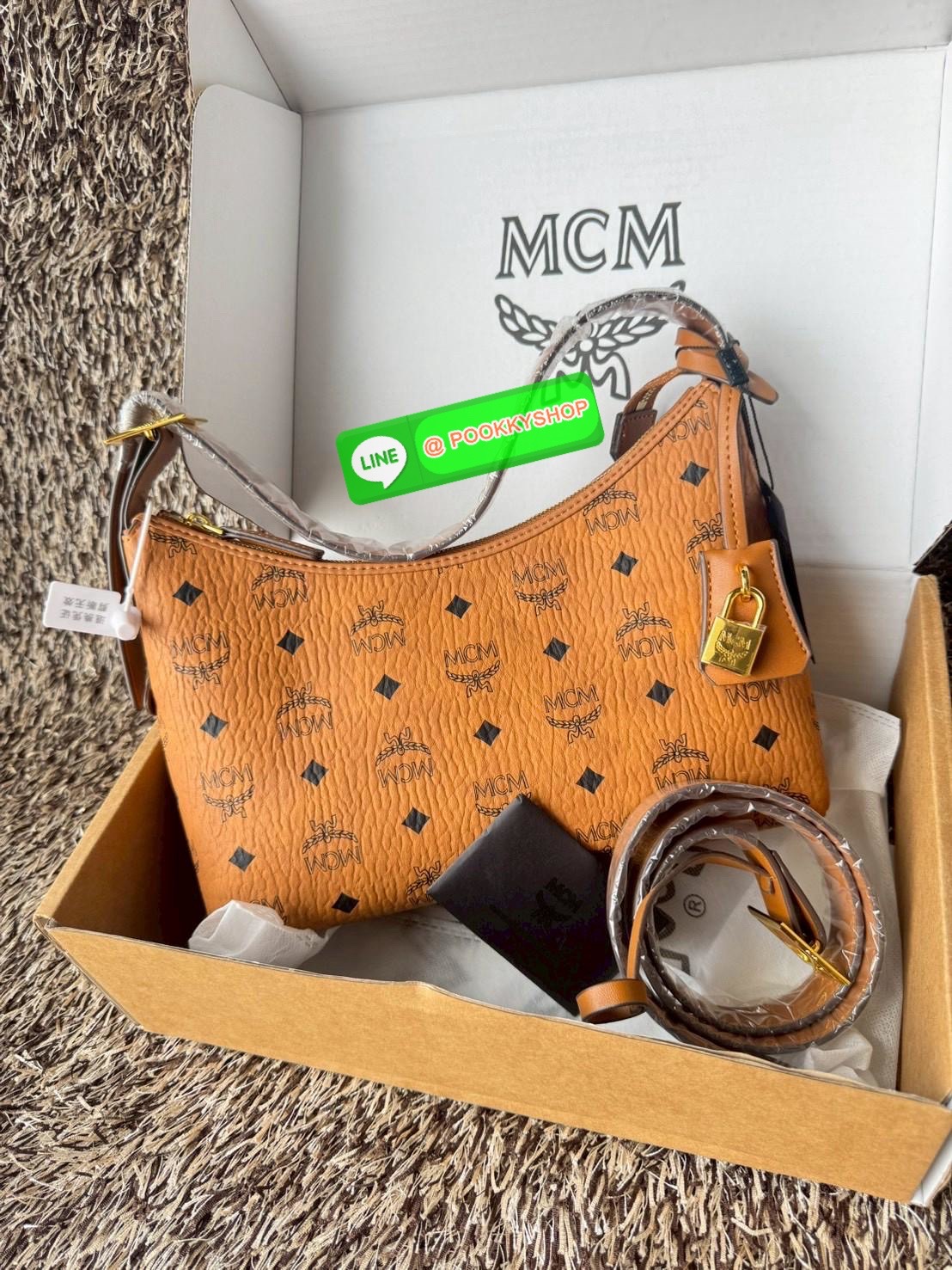 MCM Aren Hobo In Visetos กระเป๋าสไตล์คลาสสิก โดดเด่นด้วยรูปลักษณ์ ที่สามารถสะพายขึ้นไหล่ และยังมีสายสะพายเพิ่มให้1เส้น ต่อเป็นสายยาวสะพายพาดลำตัวได้ ฝากกระเป๋าเปิดปิดด้วยซิป แต่งดีเทลแท็กหนังที่ถอดออกได้และกุญแจพร้อมลูกสลักโลโก้