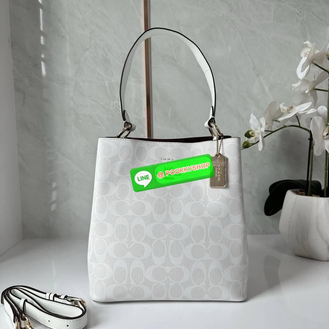COACH TOWN BUCKET BAG IN SIGNATURE CANVAS (COACH 91512) 🔖 กระเป๋าสะพาย/ถือบัคเกต รุ่นคลาสสิคตลอดกาลไม่เอ้าท์ 🔖วัสดุ: แคนวาส ตัดหนังแท้ 🔖เปิด-ปิด กระเป๋าด้วยกระดุมแม่เหล็ก ภายในช่องโล่ง มีช่องซิปแบ่งตรงกลาง แยกเก็บของได้อย่างเป็นสัด