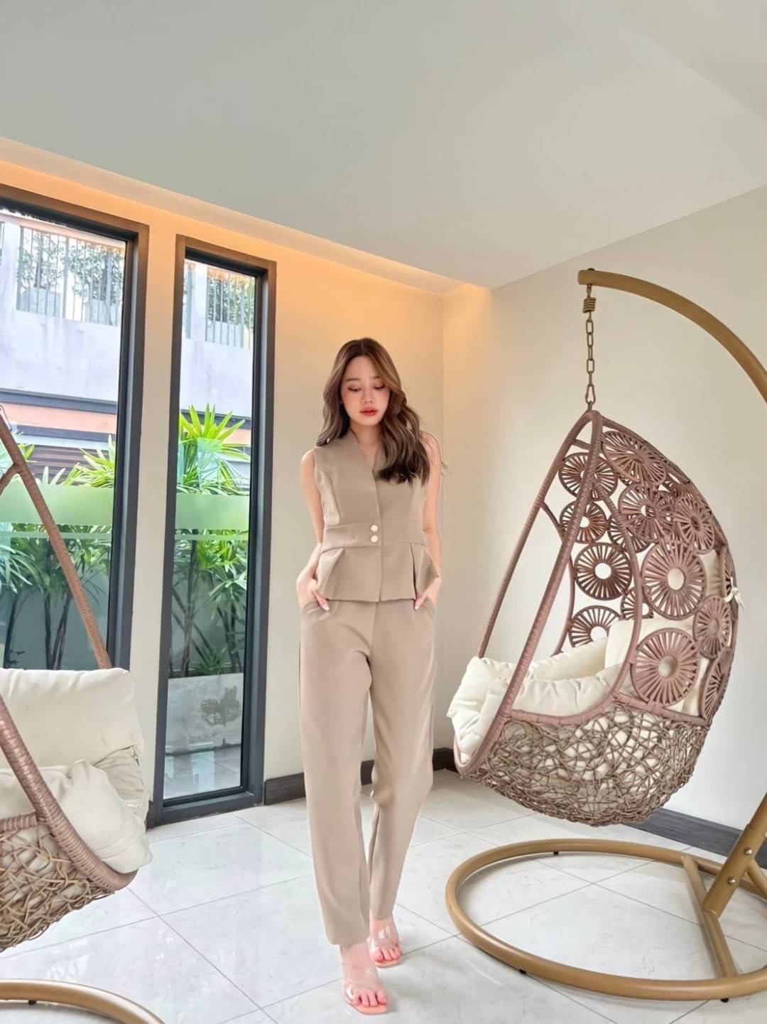 เสื้อทรงยาวงานกระดุมหน้าเก็บซับในทั้งตัวปลายเสื้อจับจีบ แพทเทิร์นสวยเข้ารูป ช่วงอกมีกระดุมกด แมทช์คู่กับกางเกงขายาวกึ่งเดฟ ทรงสวยไม่รัดขาเกินไป เนื้อผ้าพื้นเกรดพรีเมียมทั้งชุด ลุคนี้เสริมบุคลิกผู้สวมใส่ให้สวยเป๊ะ แบบเซเลปแน่นอนค่า