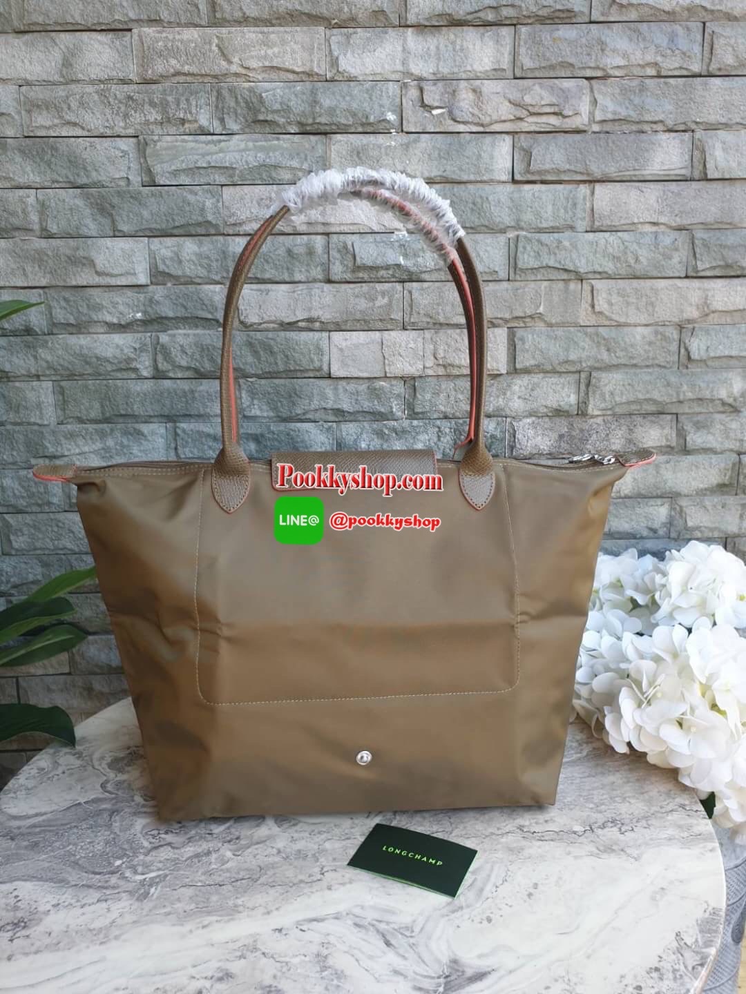 Longchamp Le Pliage Club Tote Bag Size L หูยาว วัสดุเนื้อผ้า Nylon Canvas เคลือบกันนำ้ ตัดด้วยหนังแท้ที่มีน้ำหนักเบา ดีไซน์เรียบง่ายแต่เต็มไปด้วยความคลาสสิก จนเป็นที่ชื่นชอบไปทั่วโลก Longchamp ปรับโฉม LE PLIAGE ด้วยการปักลายรูปม้า-ตราสัญลักษณ์ของแบรนด์บนผ