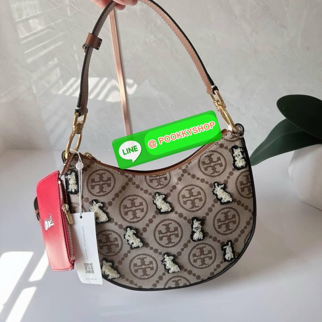 TORY BURCH Mini T Monogram embroidered Rabbit crescent Bag 🐇 คอลเลคชั่นกระต่ายสุดร้อนแรงแห่งปี คอลเลคชั่นทีบ่งบอกสไตล์ที่ทันสมัยทรงครึ่งวงปักลายกระต่ายบนกระเป๋าสุดน่ารัก โด่ดเด่น วัสดุผ้าแจคการ์ดตัดหนังแท้ เปิดปิดด้วยซิป มาพร้อมกระเป๋าใส่เหรียญใบเ
