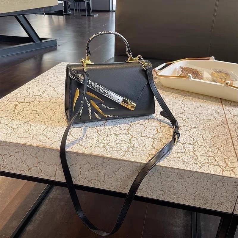 PISAMAI BAG 👜 กระเป๋าแฟชั่นทรง hermes รุ่น kelly ตัวกระเป๋าหนังสีพื้น ตัดลายกับหนังด้ามจับและตัวล็อก มีสายสะพายยาวให้ในตัว ใบใหญ่ใส่ iphone promax ได้สบายๆเลยค้า